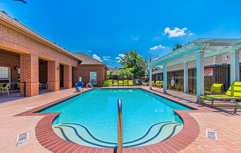 Dominium-Lakeside-Manor-Pool 2.jpg