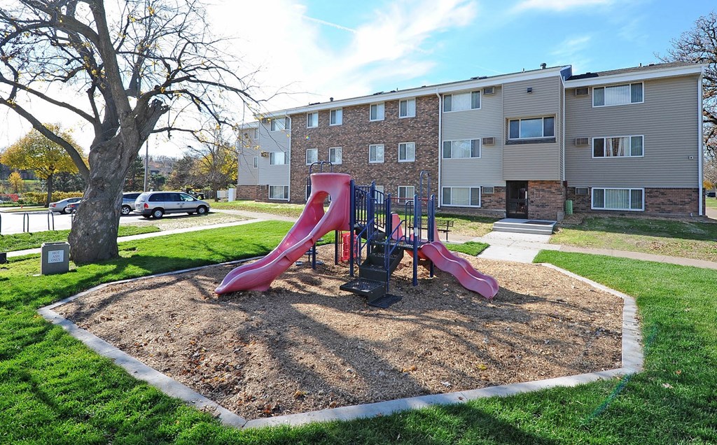 Lonnie Adkins Court_Outdoor Playground