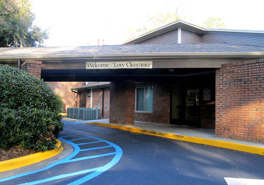 Mossy Oaks_Leasing Office Exterior