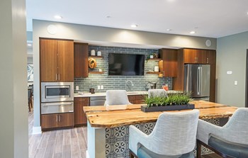 Dominium-Oaks Landing-Community Kitchen - Photo Gallery 5