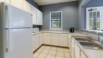 Dominium-Oaks at St John-Community Kitchen - Photo Gallery 4