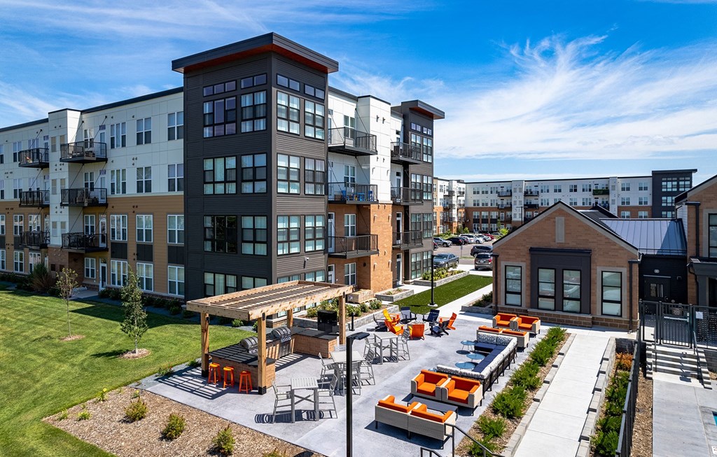 Dominium-Oasis at Twin Lakes-Community Patio