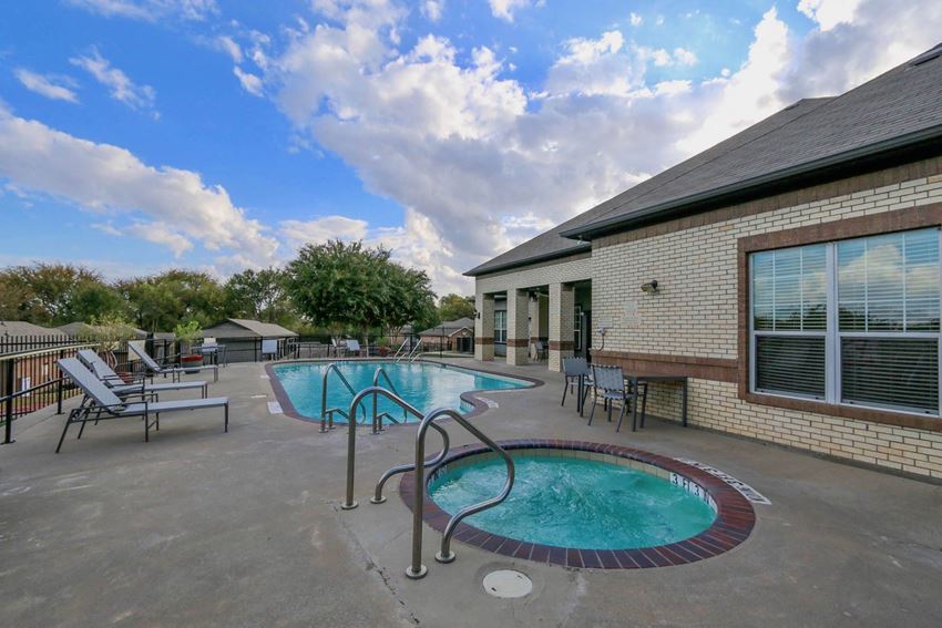 Park Manor_Outdoor Pool and Hot Tub