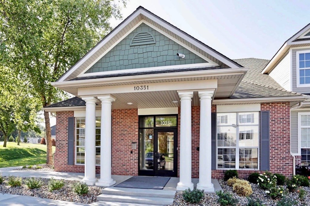 Pine Tree_Leasing Office Exterior