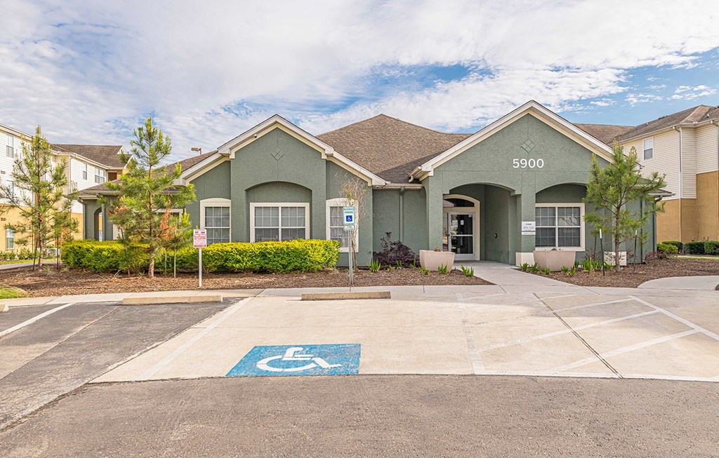 Dominium-Pinewood-Leasing Office