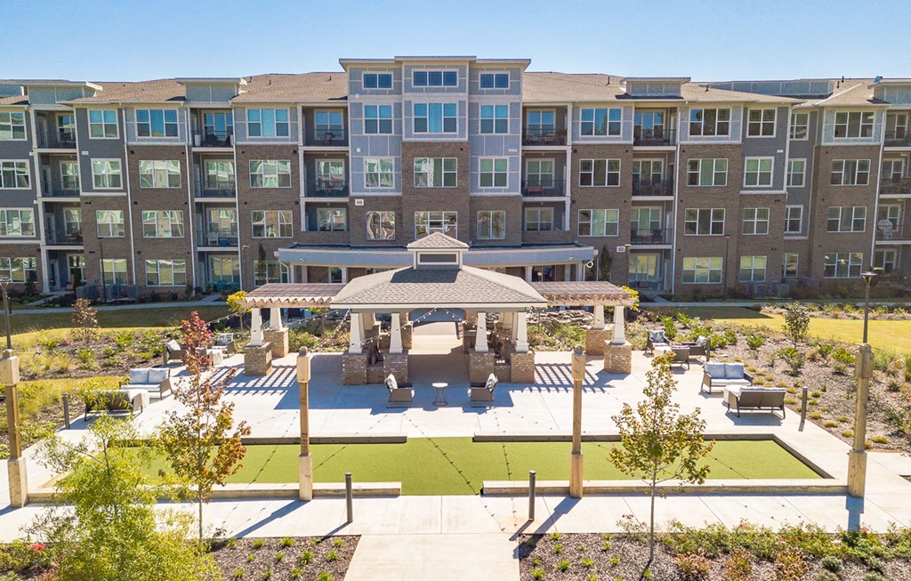 Dominium-Preserve at Peachtree Shoals-Aerial Courtyard