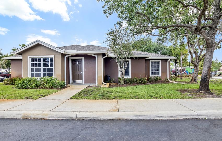 Dominium-Regency Gardens-Exterior - Photo Gallery