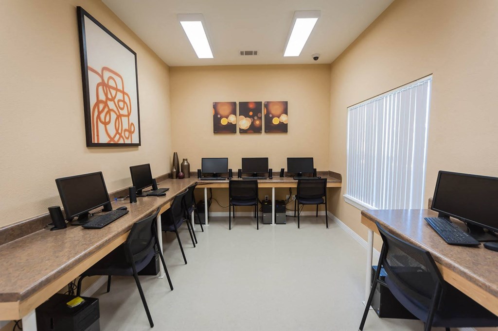 Silver Glen_Business Center