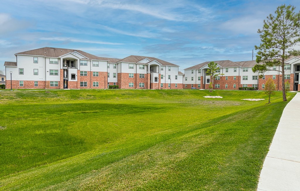 Lush Green Landscape at Vermillion Apartments, Texas