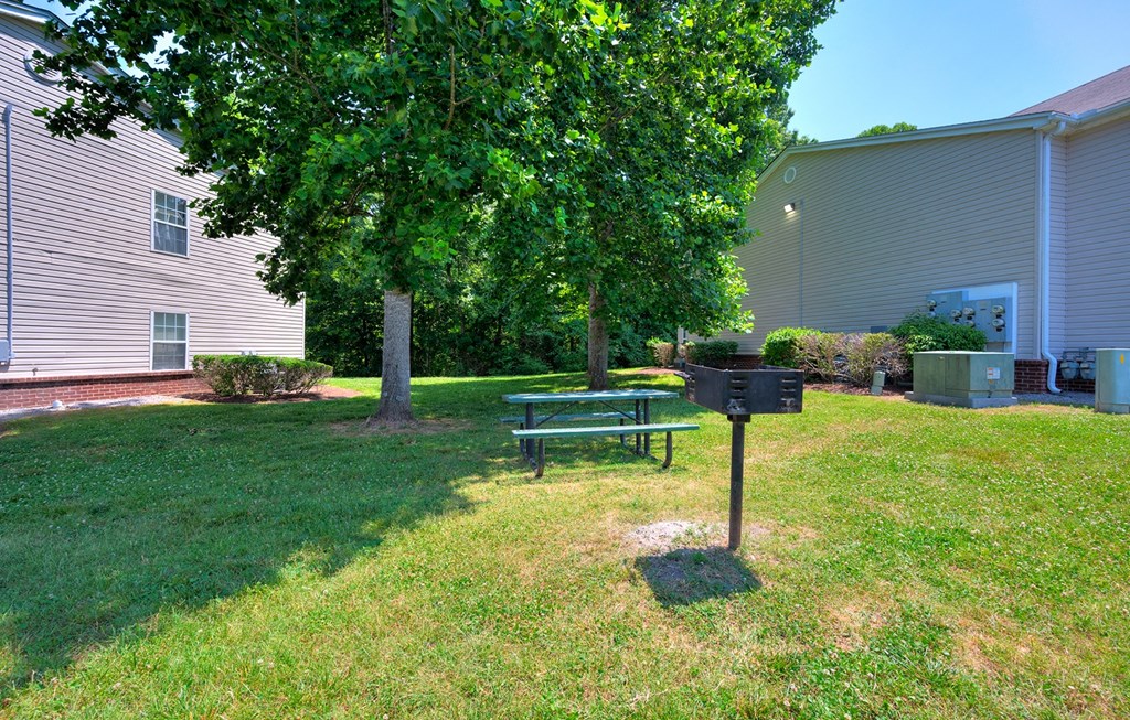 Dominium-Willow Creek-Picnic and Grilling Area
