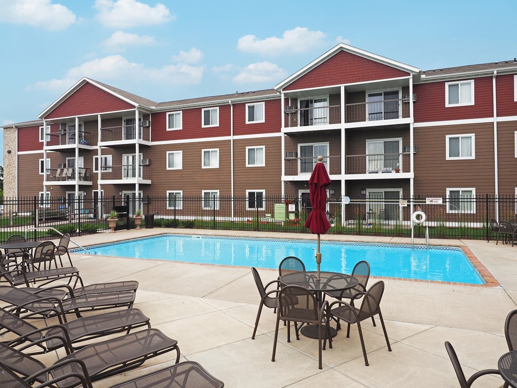 Dominium_Albertville Meadows_Outdoor Swimming Pool