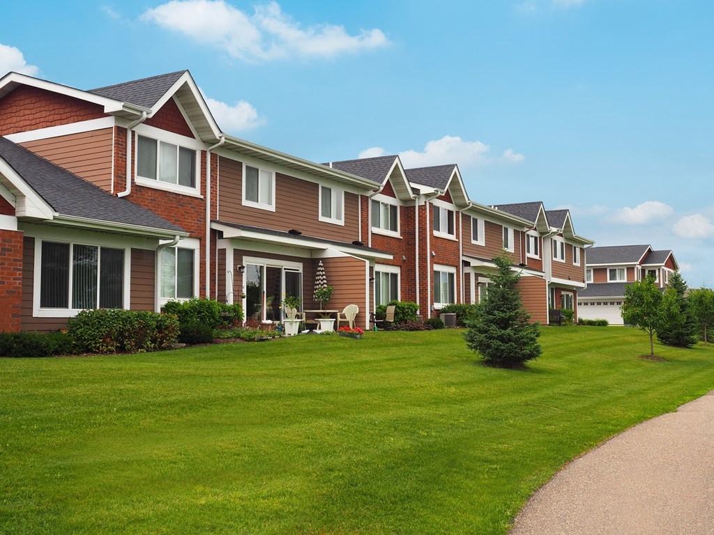 Dominium_Albertville Meadows_Back Townhome Building Exterior