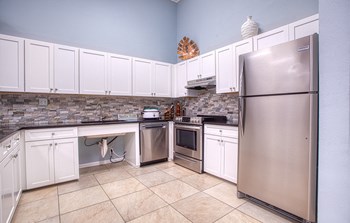 Dominium_Groves of Delray_Community Kitchen - Photo Gallery 6