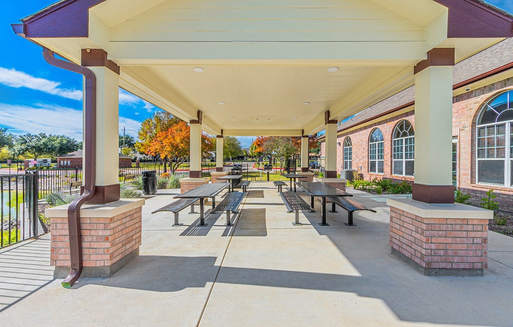 Dominium_Hickory Manor_Outdoor Picnic Pavilion