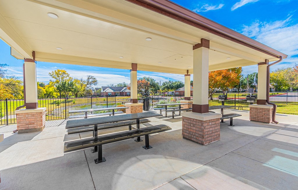 Dominium_Hickory Manor_Outdoor Picnic Pavilion