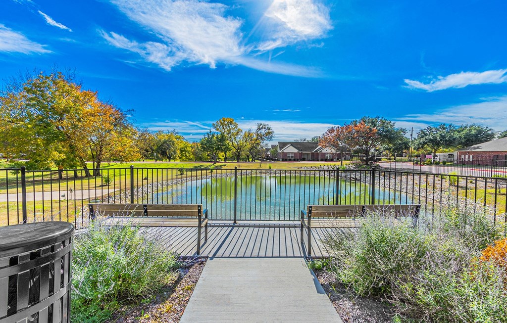 Dominium_Hickory Manor_Exterior Pond Feature