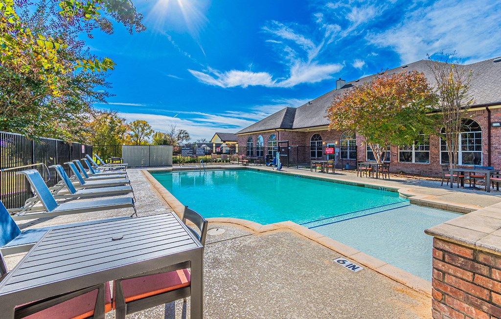 Dominium_Hickory Manor_Outdoor Swimming Pool