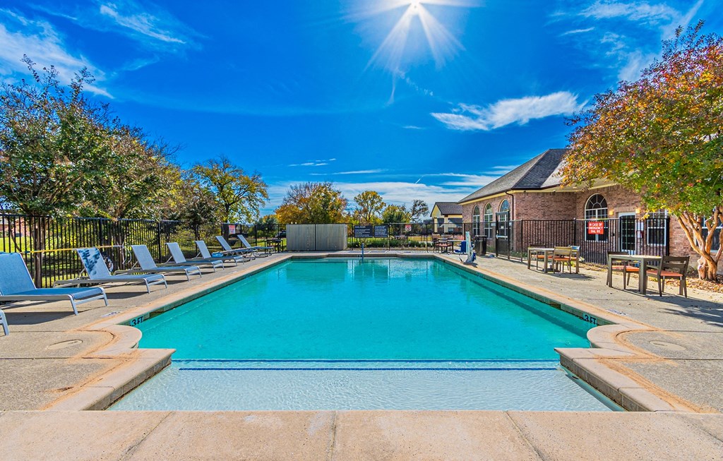 Dominium_Hickory Manor_Outdoor Swimming Pool