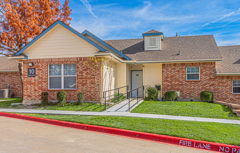 Dominium_Hickory Manor_Apartment Building Exterior