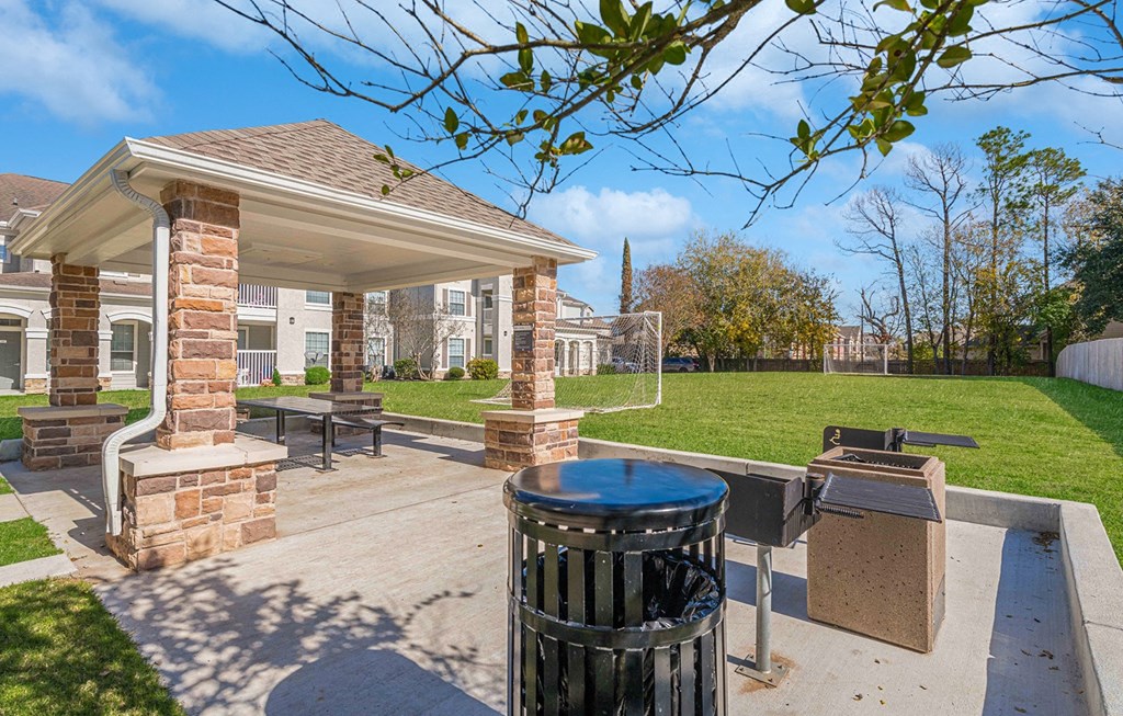 Dominium_Lakeside Pointe_Outdoor Picnic Pavilion & Soccer Field