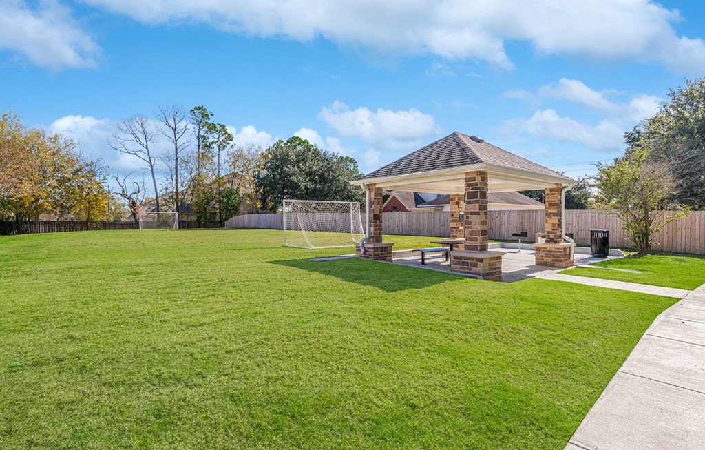 Dominium_Lakeside Pointe_Outdoor Picnic Pavilion & Playground