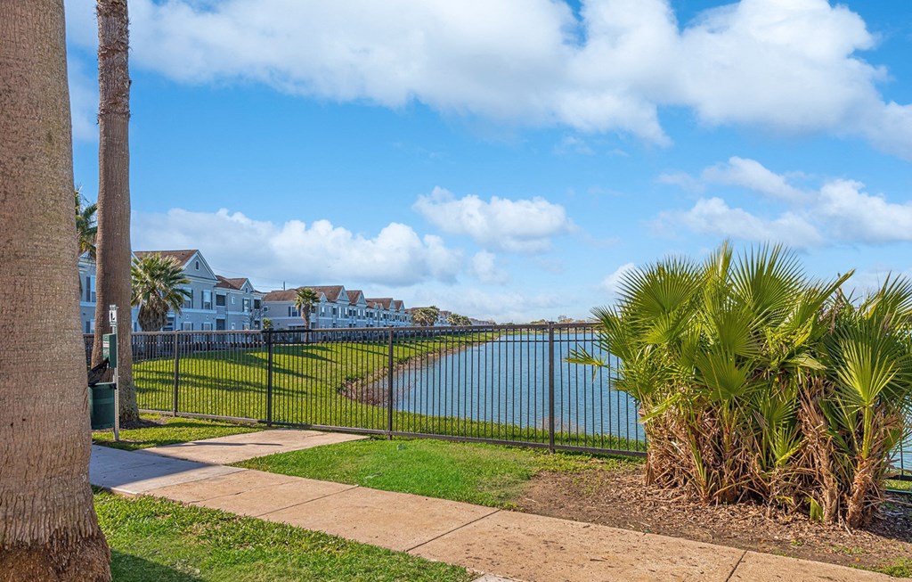 Dominium_Lakeside Pointe_Exterior Pond-Water Feature