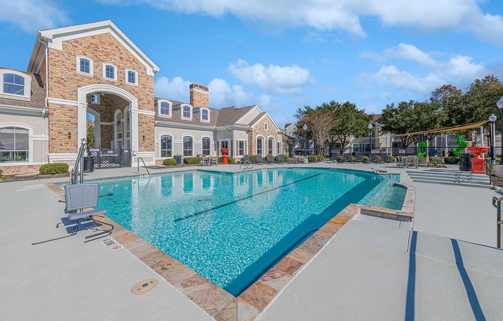 Dominium_Lakeside Pointe_Outdoor Swimming Pool