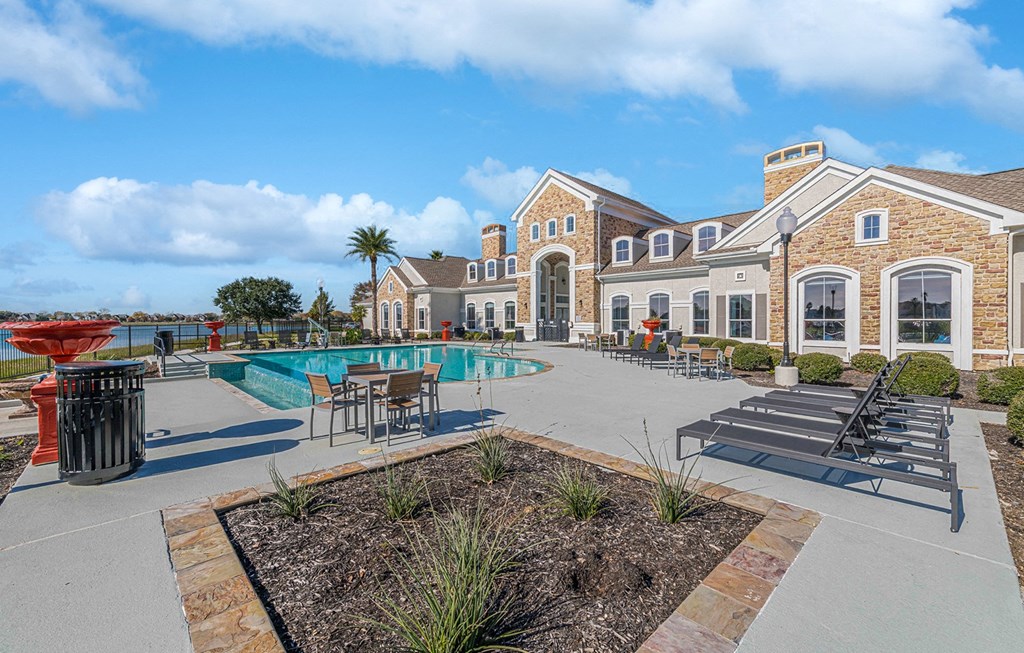 Dominium_Lakeside Pointe_Outdoor Swimming Pool