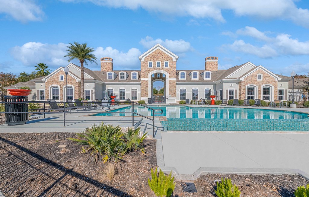 Dominium_Lakeside Pointe_Outdoor Swimming Pool