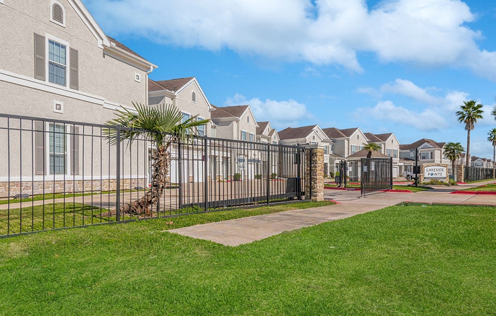 Dominium_Lakeside Pointe_Community Exterior & Gate