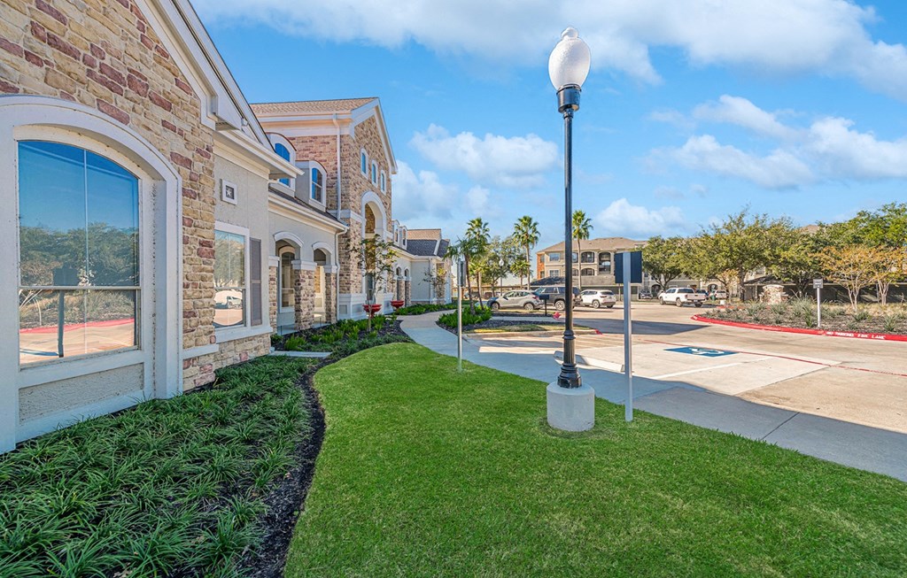 Dominium_Lakeside Pointe_Community Clubhouse-Leasing Office Exterior & Parking Lot