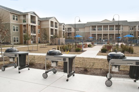 Outdoor Kitchen at Belle at Bay Colony 55+ Apartments, Dickinson