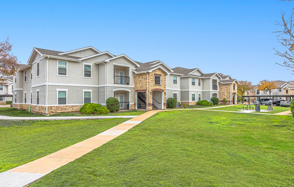 Exterior Apartment Building at Rosemont at Mayfield Villas, Arlington, Texas