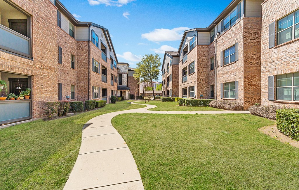 Dominium_The Cesera 55+ Apartments_Exterior Courtyard and Apt Building Exterior_Garland, TX