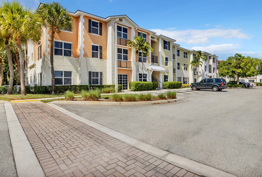 Dominium_Village at Delray_Apartment Building Exterior