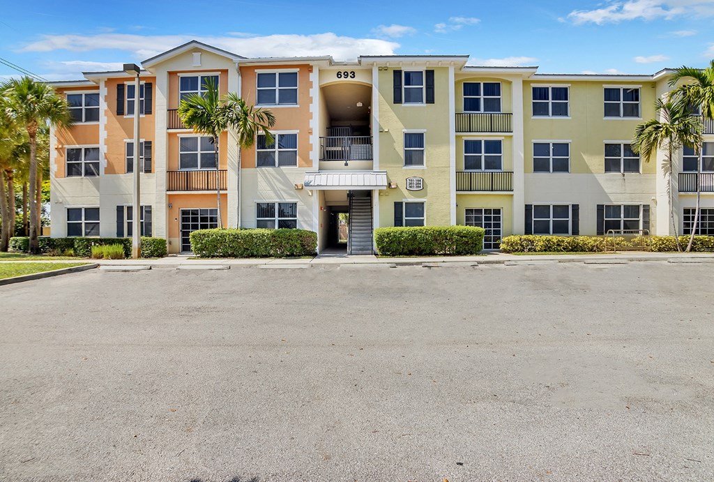 Dominium_Village at Delray_Apartment Building Exterior