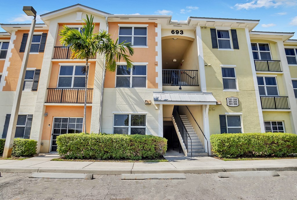 Dominium_Village at Delray_Apartment Building Exterior