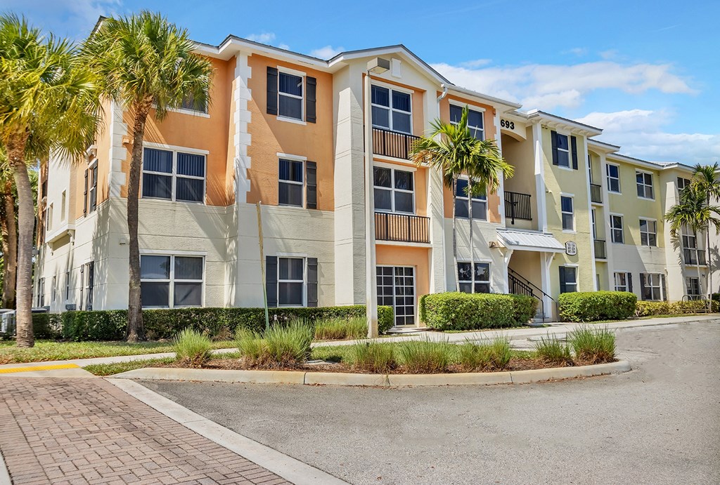 Dominium_Village at Delray_Apartment Building Exterior