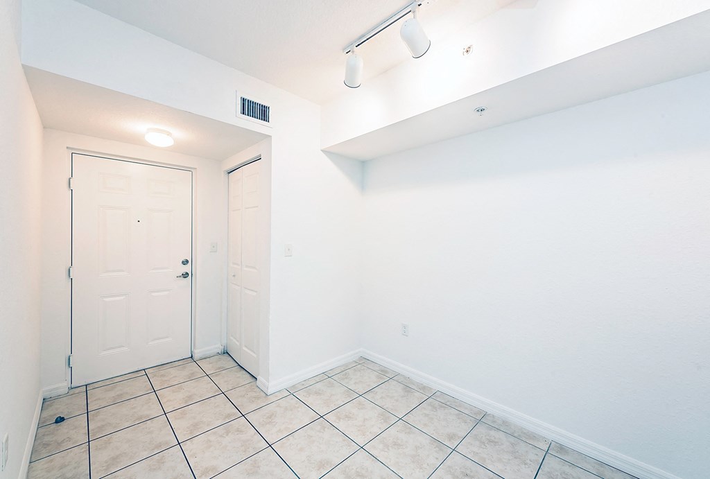Dominium_Village at Delray_Vacant Apartment Foyer