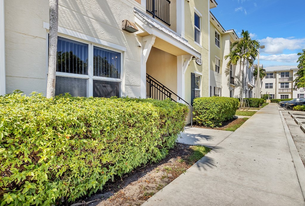 Dominium_Village at Delray_Exterior Apartment Building Sidewalk