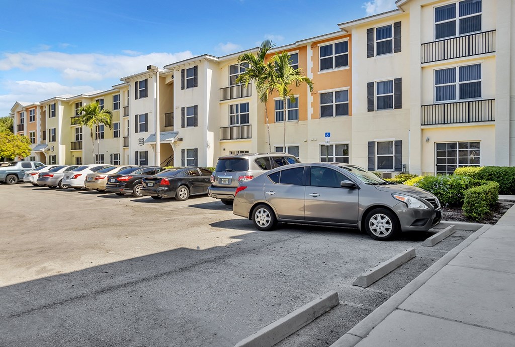 Dominium_Village at Delray_Exterior Apartment Building