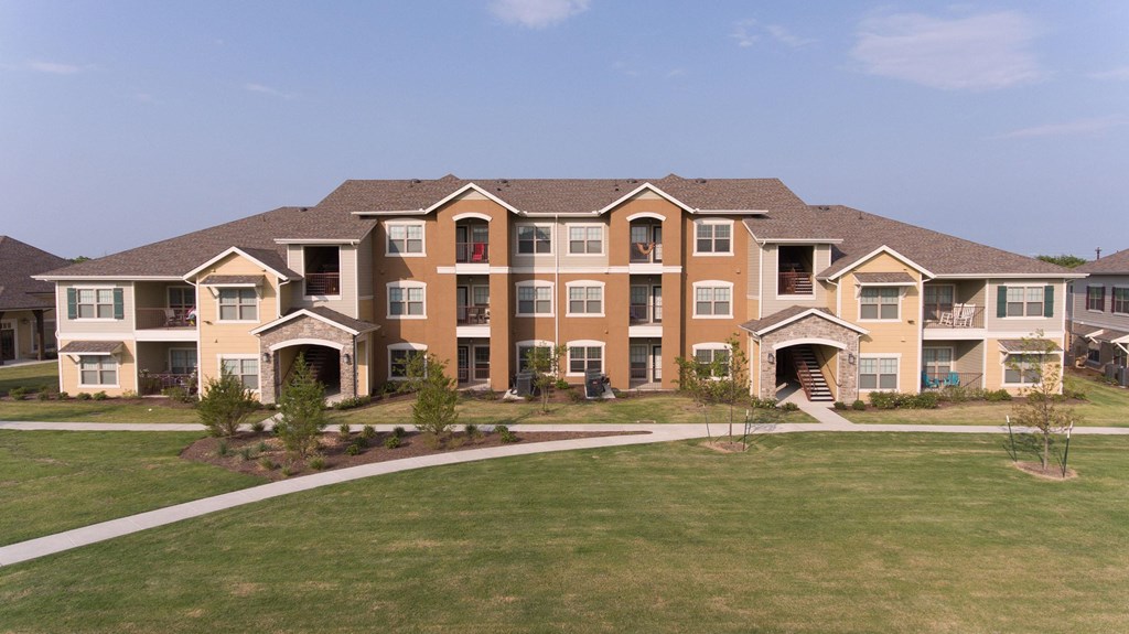 Lush Green Landscape at The Royse at Parker Boulevard Apartments, Texas