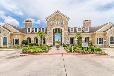 Dominium_Lakeside Pointe_Leasing Office-Clubhouse Building Exterior Entrance