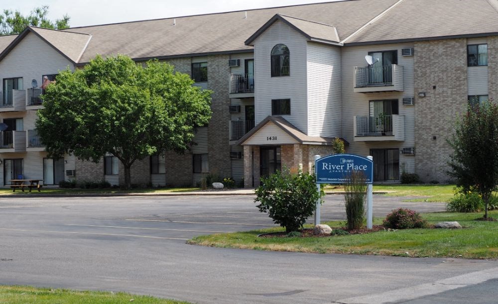 a street sign in front of an apartment building