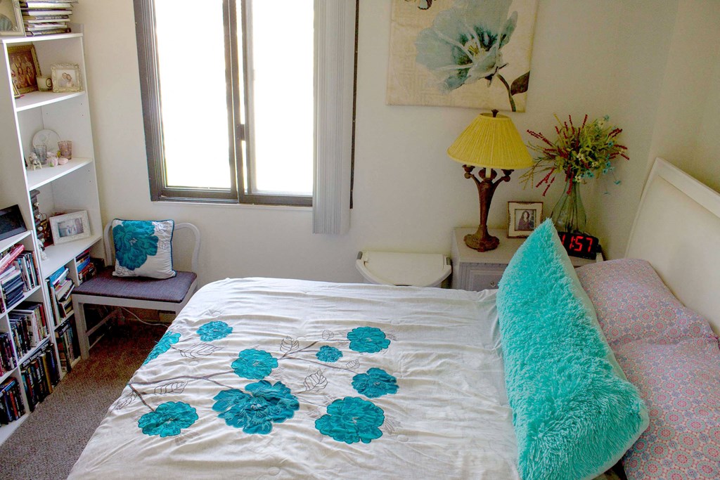 Knox Landing Apartment Bedroom