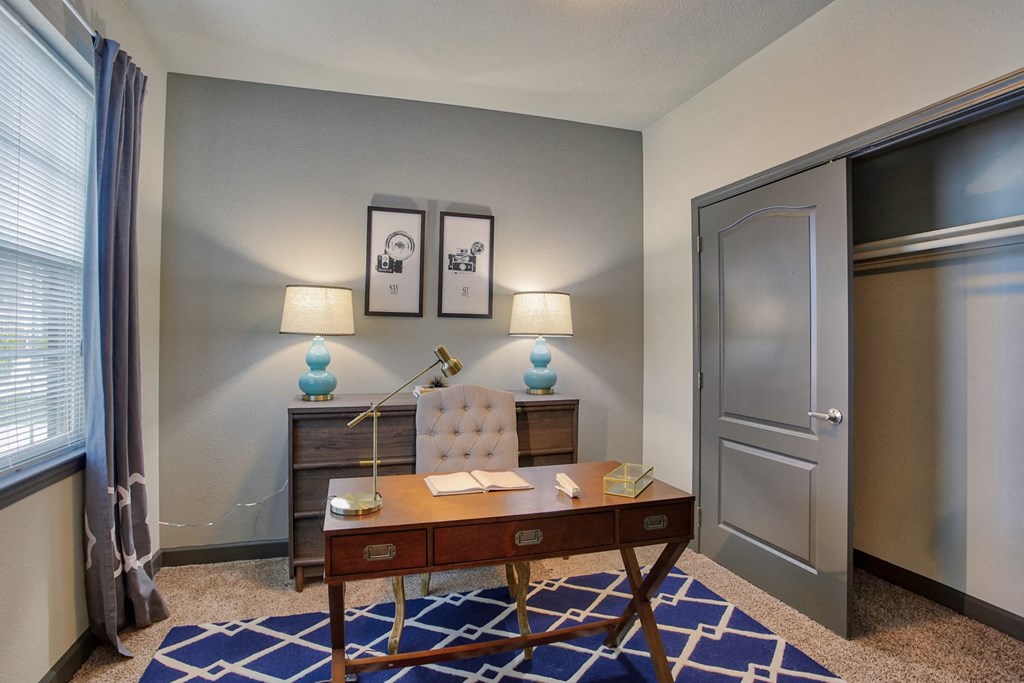 the preserve at ballantyne commons office space with desk and chair