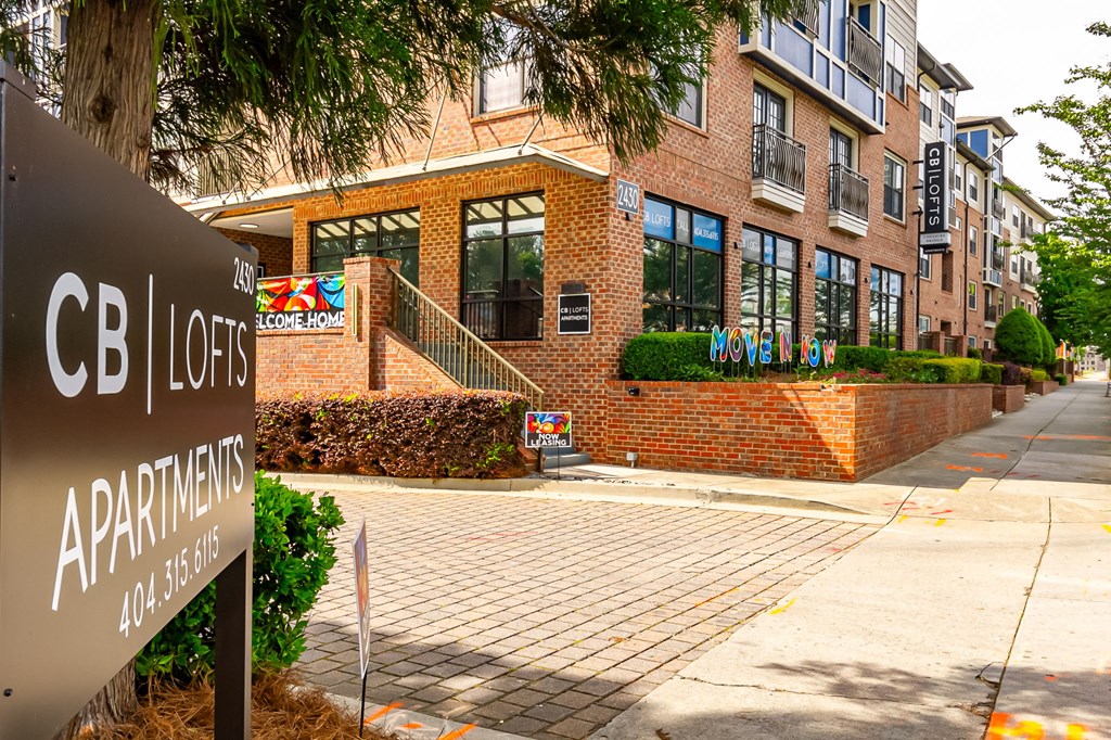 a street sign in front of a brick apartment building