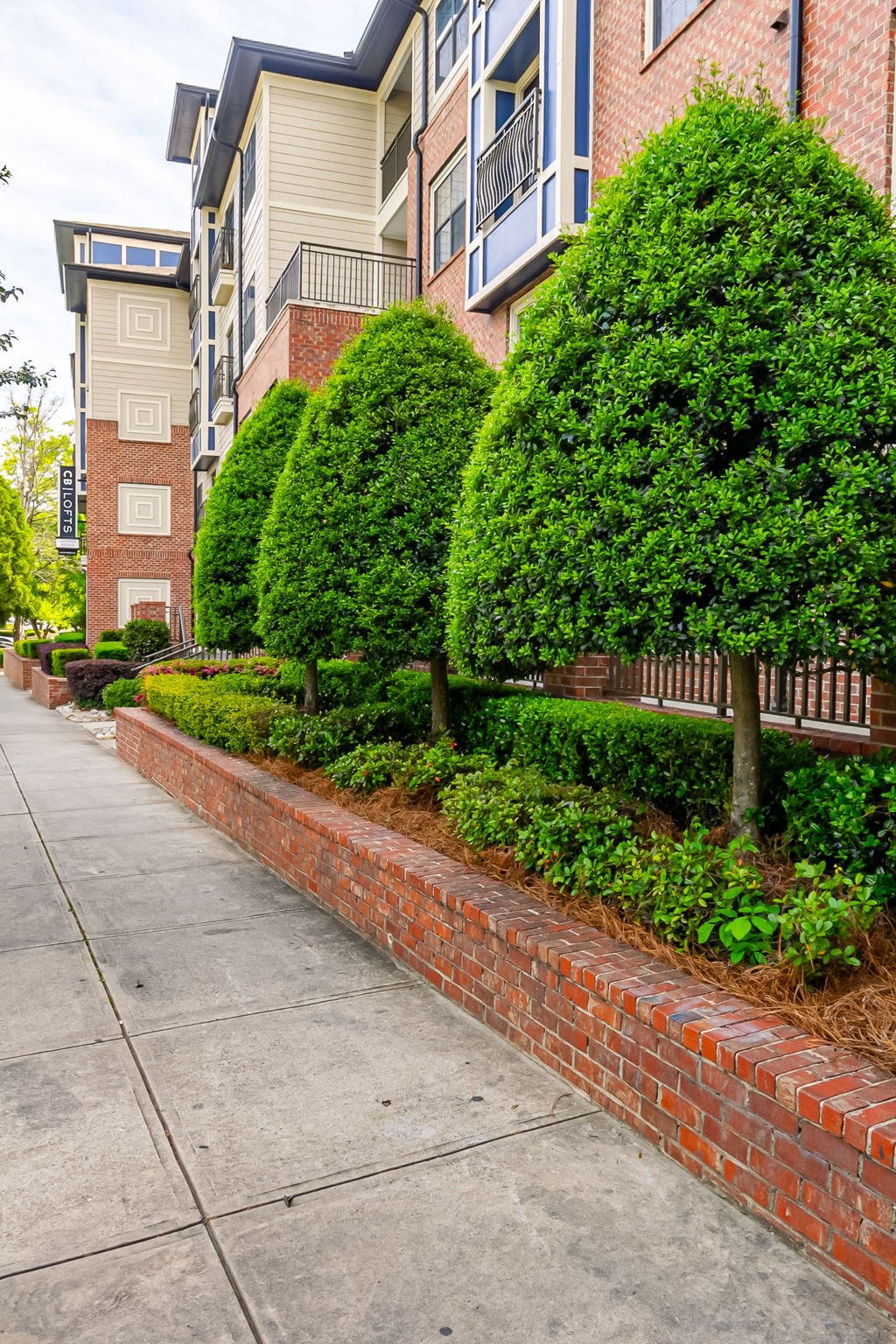 a sidewalk in front of an apartment building