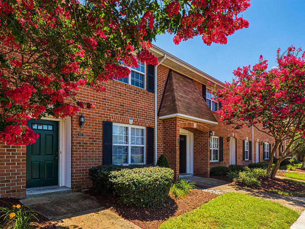 Exterior of  Holly Point Apartments in Chesapeake VA
