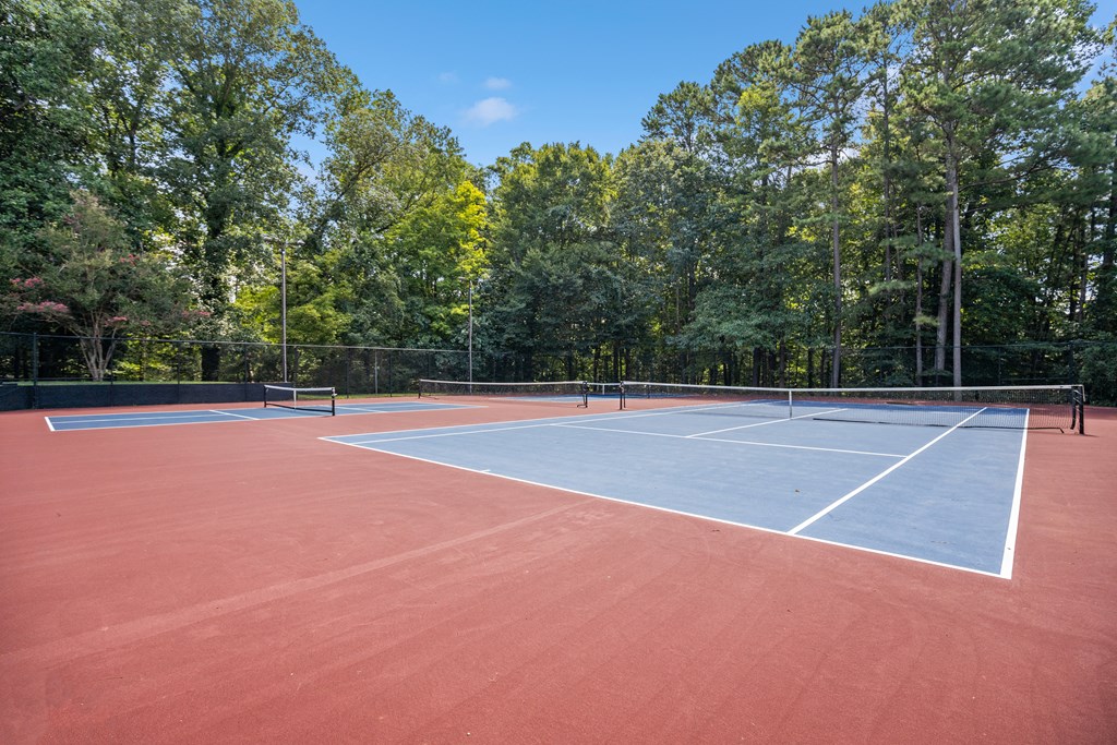 the tennis court at the whispering winds apartments in pearland, tx